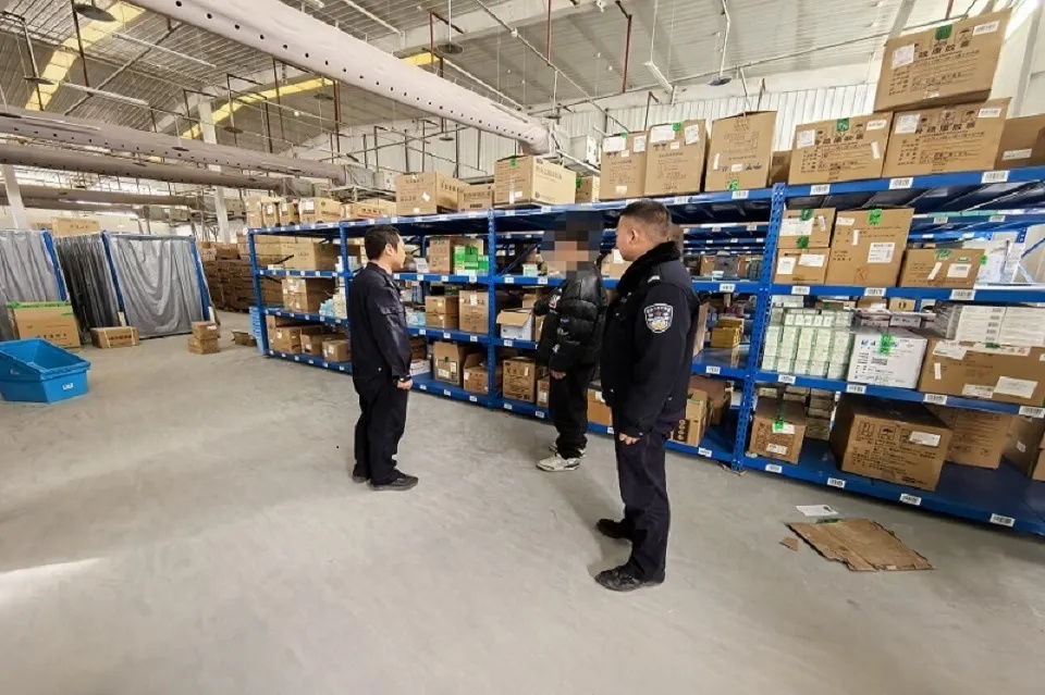 男子偷卖公司药品，近一年打赏300多万元给女主播，在一声声“大哥”中膨胀，法院：获刑9年6个月，处罚金30万元