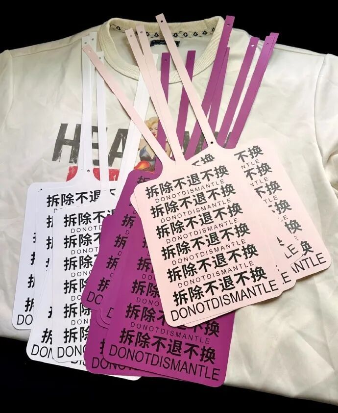 太离谱！吊牌做得比脸还大！商家：无奈，没招了……