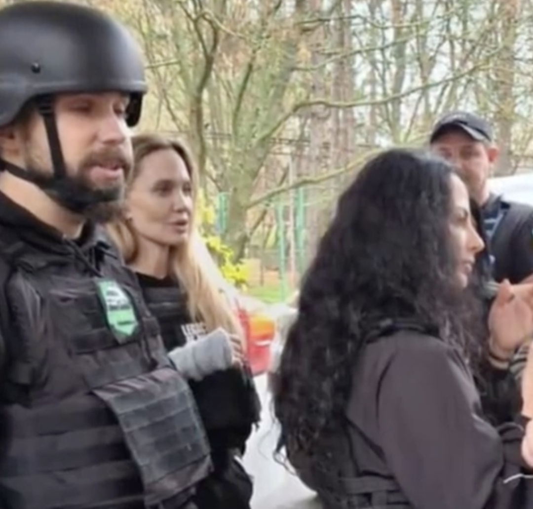 保镖被乌克兰征兵部门带走！安吉丽娜·朱莉亲自“捞人”