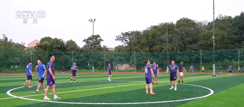 一场业余球赛凭什么掀起万亿元消费狂潮?赛场之外找到答案 一场业余球赛凭什么掀起万亿元消费狂潮?赛场之外找到答案