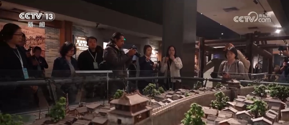 中外记者“沉浸式打卡”柳州产业园 探究广西小吃如何实现出海又“出圈”