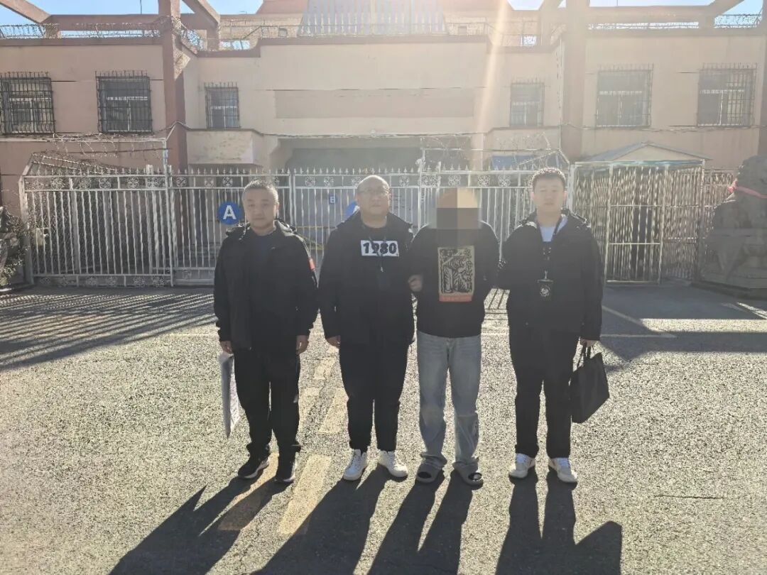 大反转!呼和浩特一男子报案,称女友十几万金首饰被偷!结果自己被刑拘… 大反转!呼和浩特一男子报案,称女友十几万金首饰被偷!结果自己被刑拘…