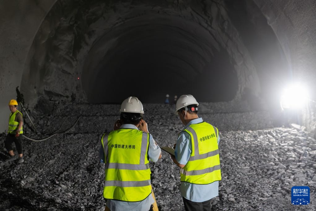 渝昆高铁全线最长隧道彝良隧道右线贯通