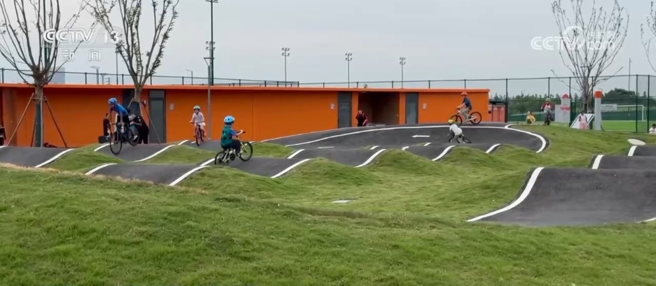 一场业余球赛凭什么掀起万亿元消费狂潮?赛场之外找到答案 一场业余球赛凭什么掀起万亿元消费狂潮?赛场之外找到答案