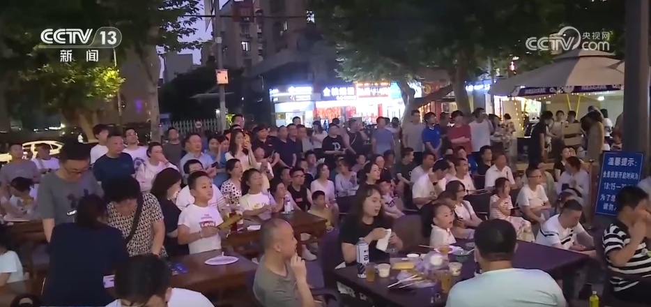 一场业余球赛凭什么掀起万亿元消费狂潮?赛场之外找到答案 一场业余球赛凭什么掀起万亿元消费狂潮?赛场之外找到答案