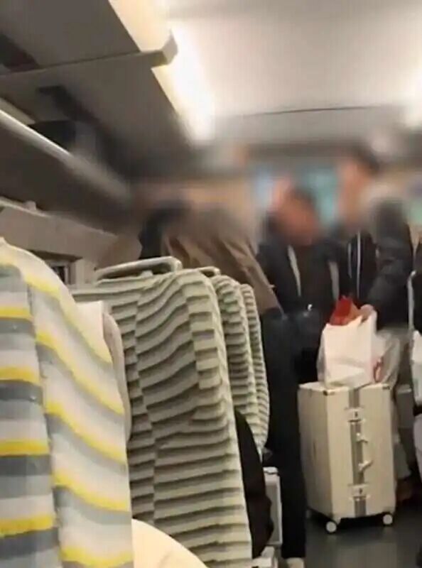男子高铁上要求年轻人让座,被拒后骂对方“畜生”,小伙子霸气回怼!12306回应 男子高铁上要求年轻人让座,被拒后骂对方“畜生”,小伙子霸气回怼!12306回应