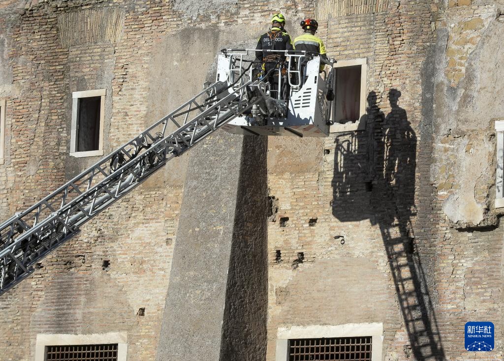 意大利中世纪塔楼坍塌致1人死亡，古建专家分析坍塌原因