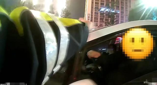 带娃闯卡弃车跑！醉驾男子落网，聊城交警：违法记录跟你一辈子！