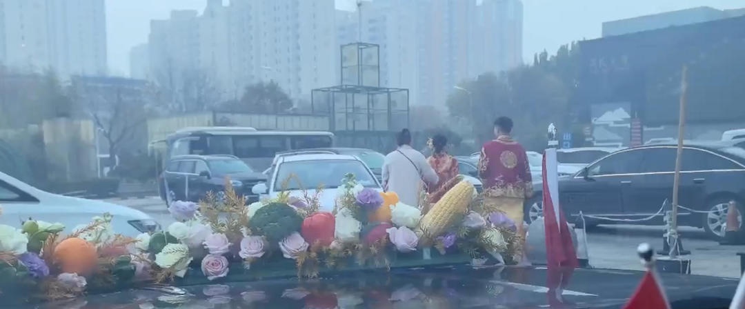 “不给50条烟不让走” ? 知情者称一婚车被拦,新人弃车离开,律师:已达刑事立案标准 “不给50条烟不让走” ? 知情者称一婚车被拦,新人弃车离开,律师:已达刑事立案标准