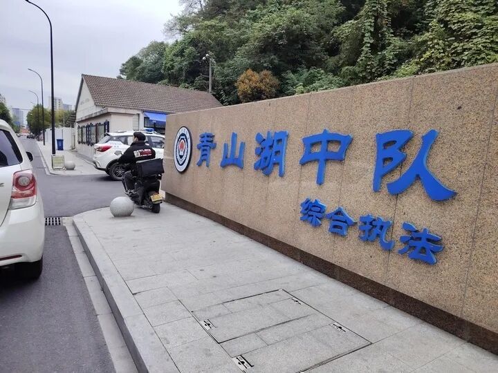 柯基犬主人持酒瓶暴打马犬事件进展:当事人被拘,马犬已脱离危险期 柯基犬主人持酒瓶暴打马犬事件进展:当事人被拘,马犬已脱离危险期