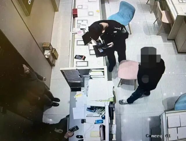 股市套现170万元后，杭州男子豪购300克金条！老板当场报警......