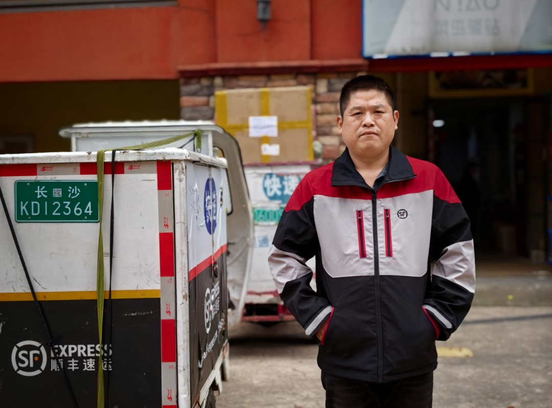 长沙宝妈弄丢金锁和吊坠，共有10多克，快递小哥捡到归还，还拒收千元报酬