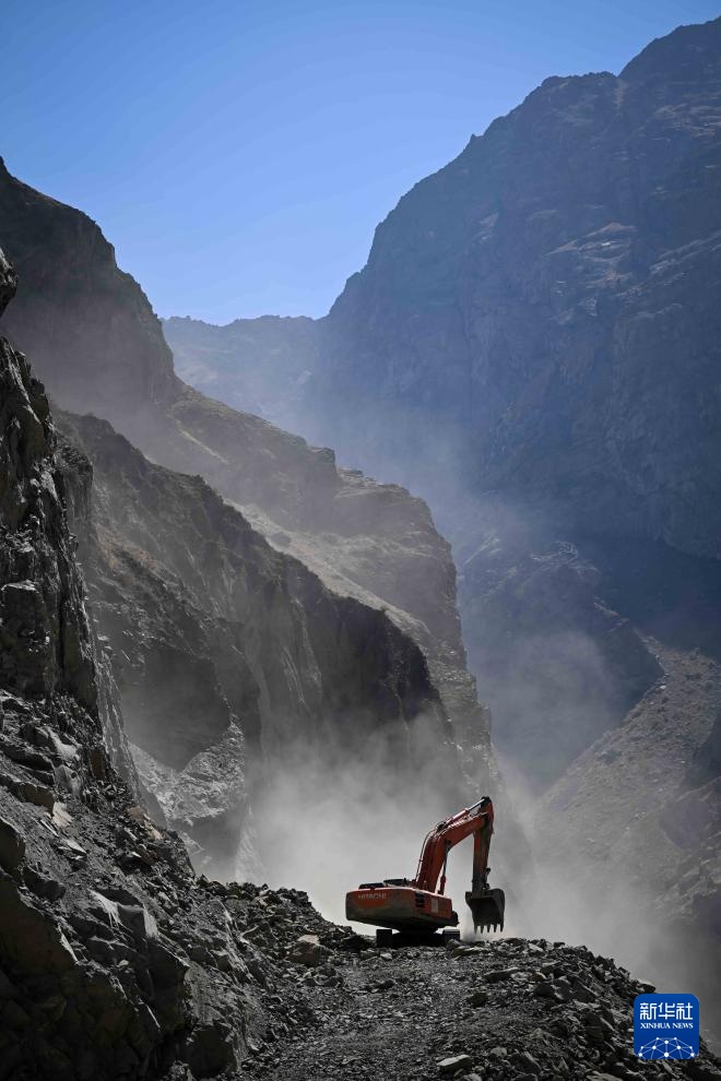 一带一路故事绘丨天堑变通途——帕米尔高原上的中塔公路巡礼