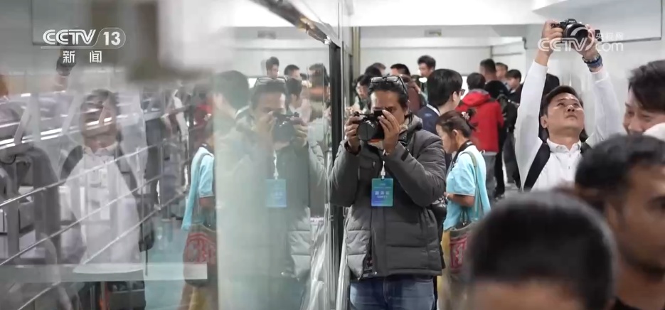 中外记者“沉浸式打卡”柳州产业园 探究广西小吃如何实现出海又“出圈”