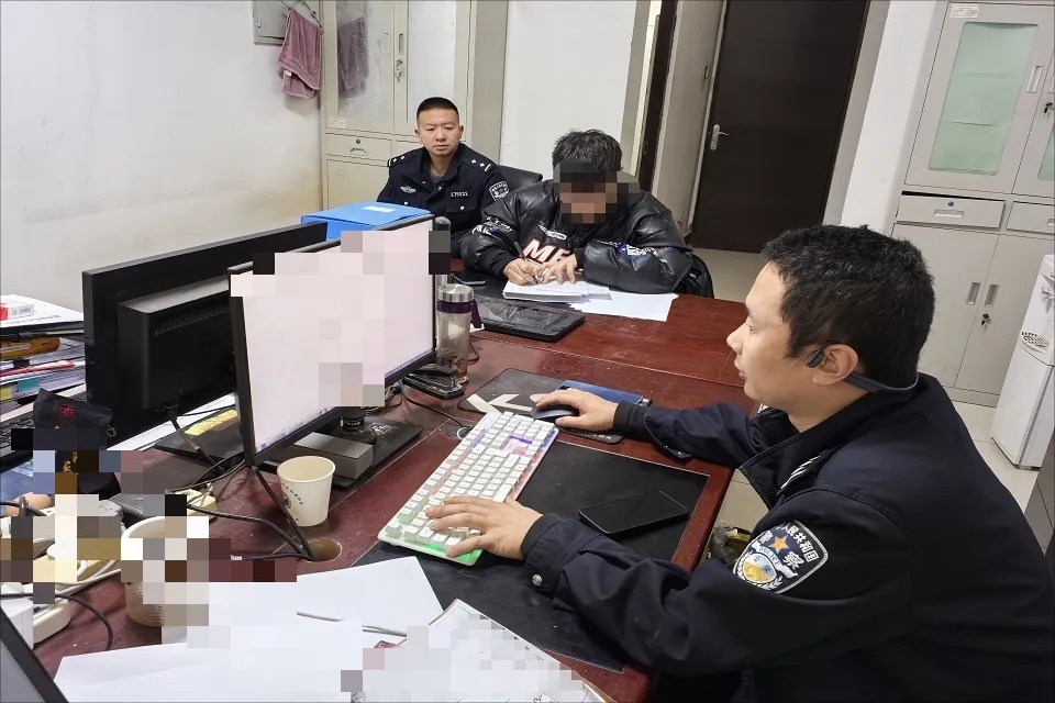 男子偷卖公司药品，近一年打赏300多万元给女主播，在一声声“大哥”中膨胀，法院：获刑9年6个月，处罚金30万元