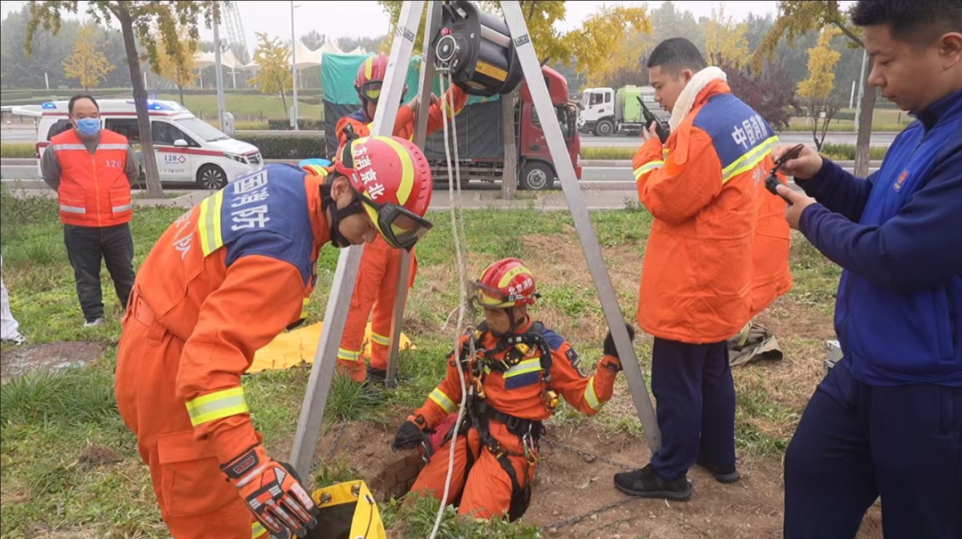 惊险！男子不慎坠入废弃井，开发区消防紧急救援