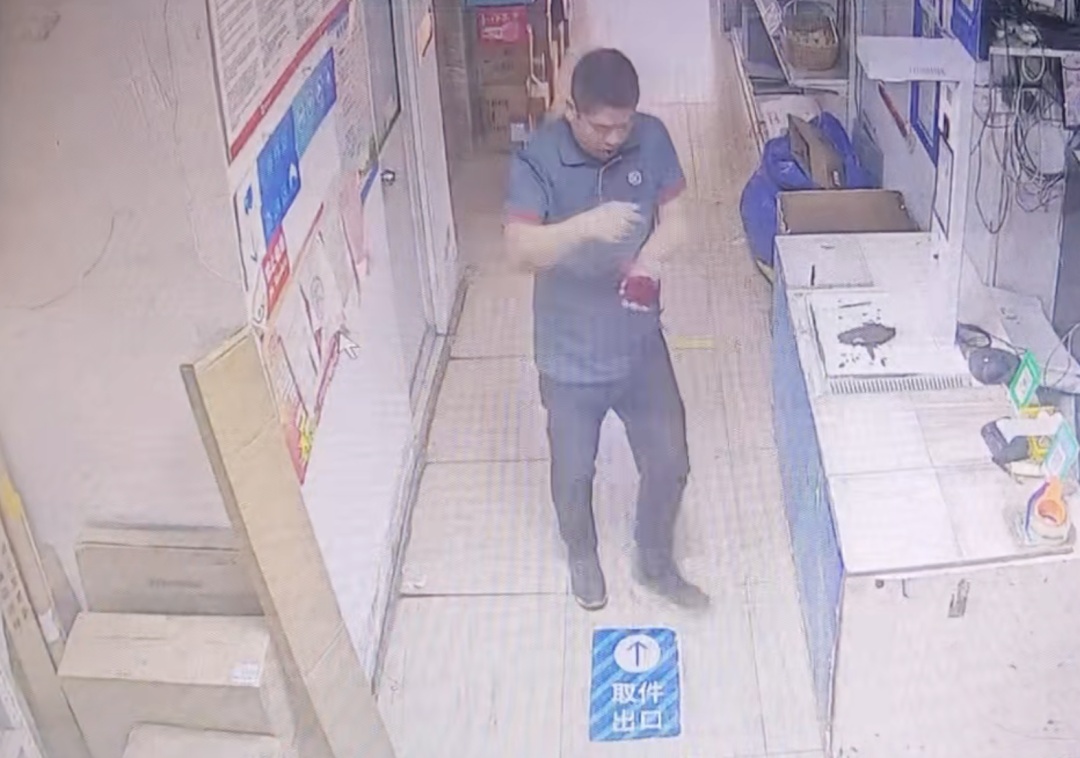 长沙宝妈弄丢金锁和吊坠，共有10多克，快递小哥捡到归还，还拒收千元报酬