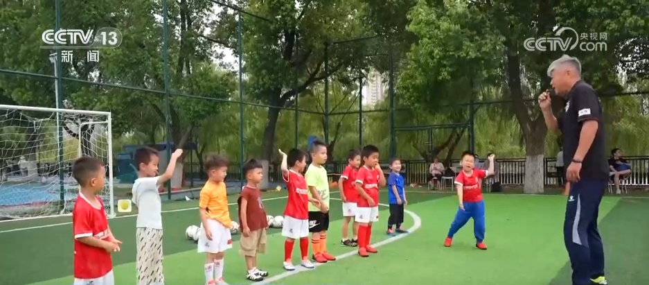 一场业余球赛凭什么掀起万亿元消费狂潮?赛场之外找到答案 一场业余球赛凭什么掀起万亿元消费狂潮?赛场之外找到答案