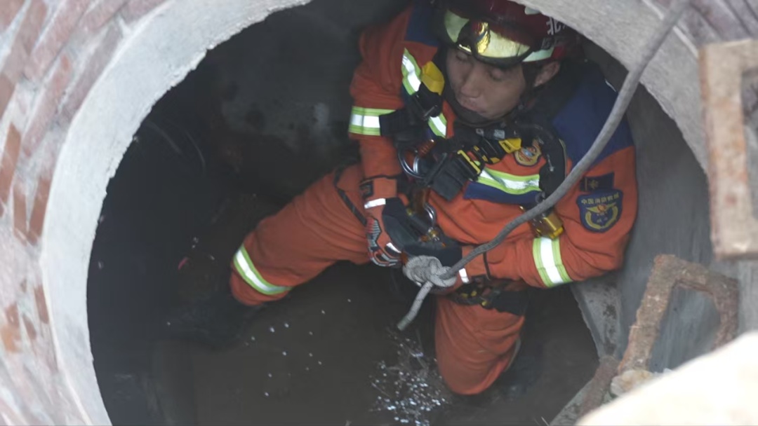 惊险！男子不慎坠入废弃井，开发区消防紧急救援