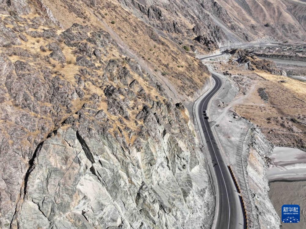 一带一路故事绘丨天堑变通途——帕米尔高原上的中塔公路巡礼