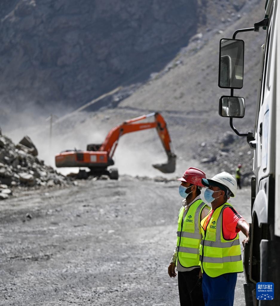 一带一路故事绘丨天堑变通途——帕米尔高原上的中塔公路巡礼