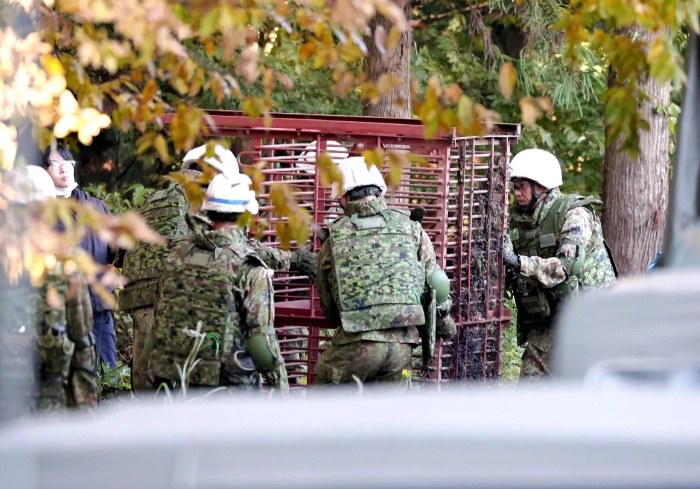 日本秋田县出动自卫队捕熊，士兵穿防弹衣携防熊喷雾巡逻果园