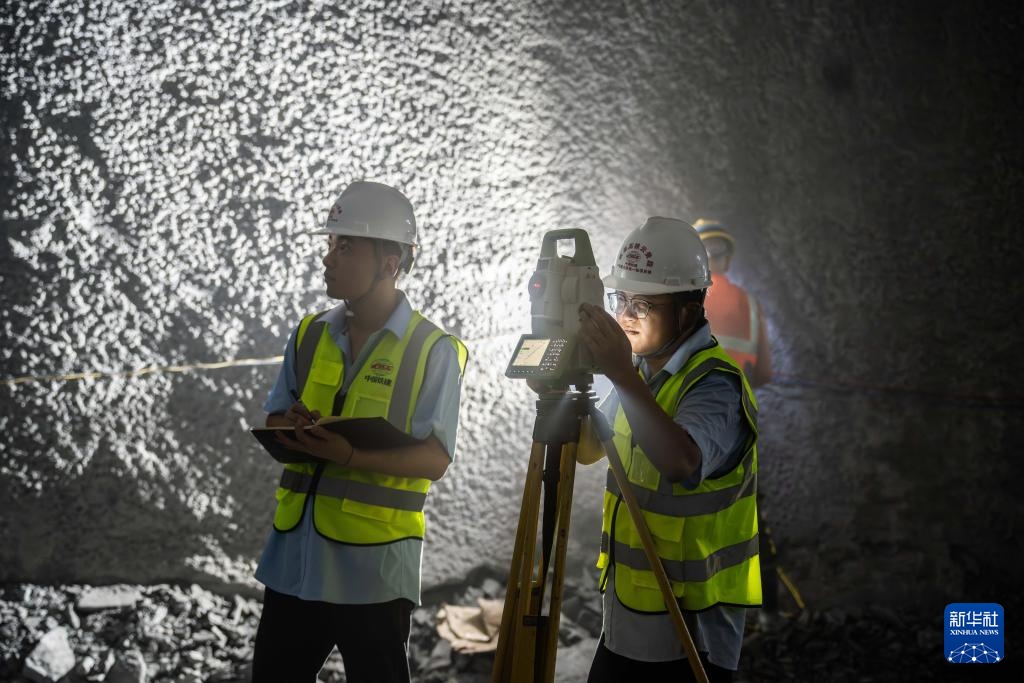 渝昆高铁全线最长隧道彝良隧道右线贯通