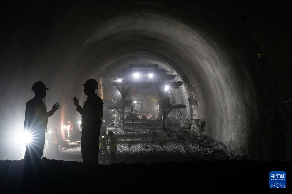 渝昆高铁全线最长隧道彝良隧道右线贯通