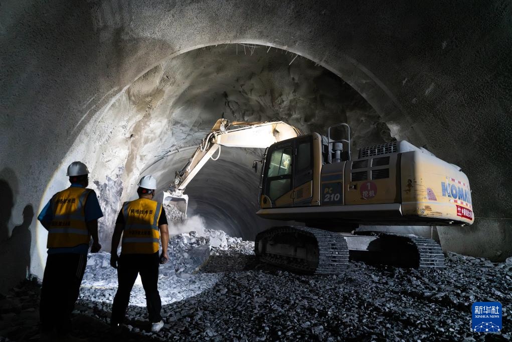 渝昆高铁全线最长隧道彝良隧道右线贯通