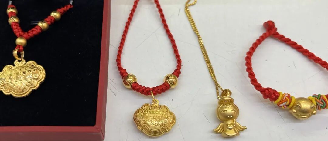 长沙宝妈弄丢金锁和吊坠，共有10多克，快递小哥捡到归还，还拒收千元报酬