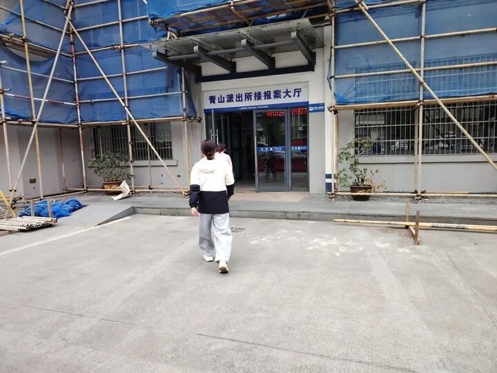 柯基犬主人持酒瓶暴打马犬事件进展:当事人被拘,马犬已脱离危险期 柯基犬主人持酒瓶暴打马犬事件进展:当事人被拘,马犬已脱离危险期