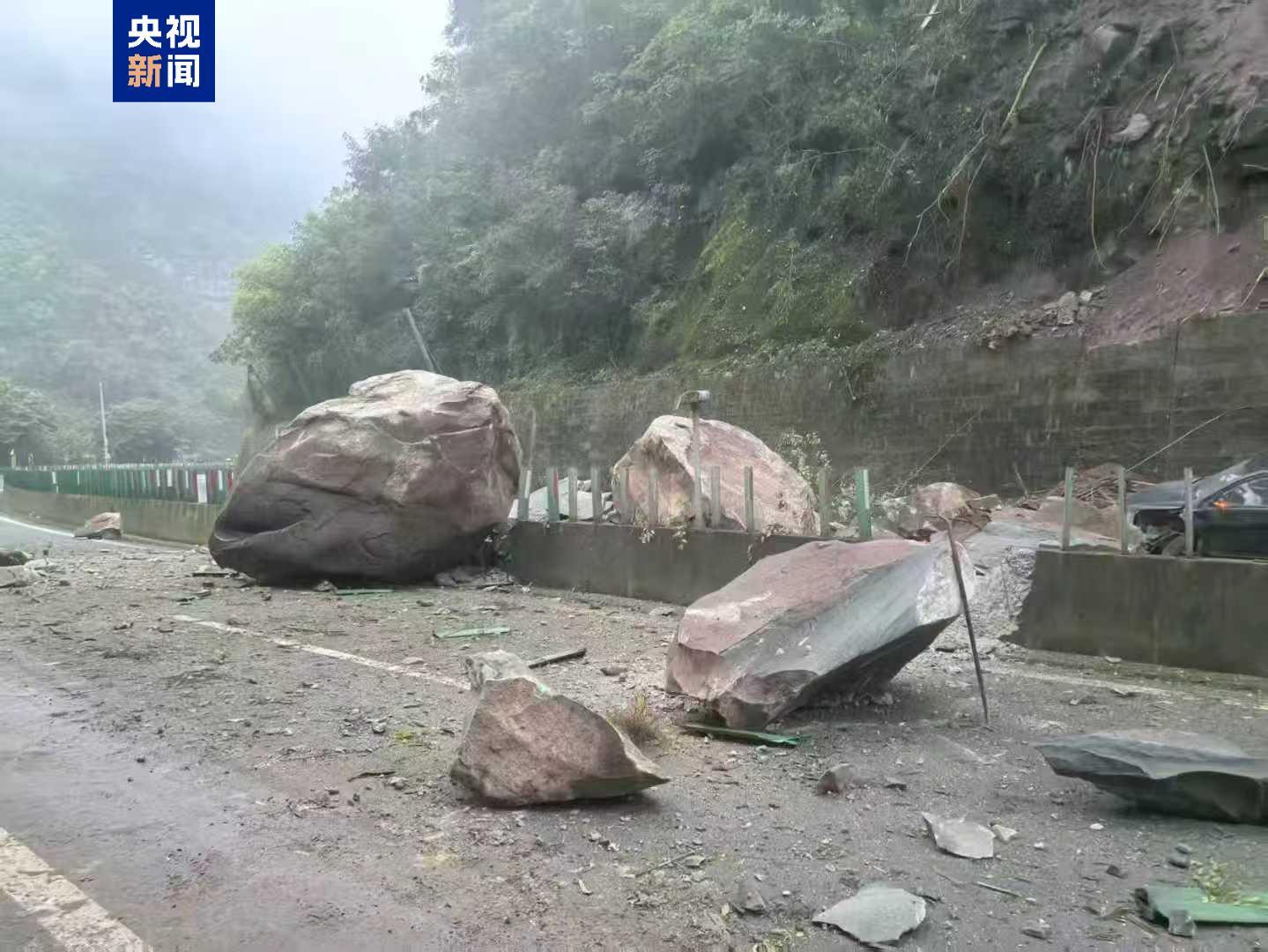 G85银昆高速云南昭通段发生山体落石 昆明至重庆方向交通中断 G85银昆高速云南昭通段发生山体落石 昆明至重庆方向交通中断