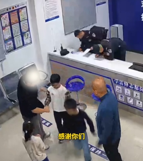 小朋友拾金不昧，失主的一个举动被力赞！随后，家长的举动更获高赞！