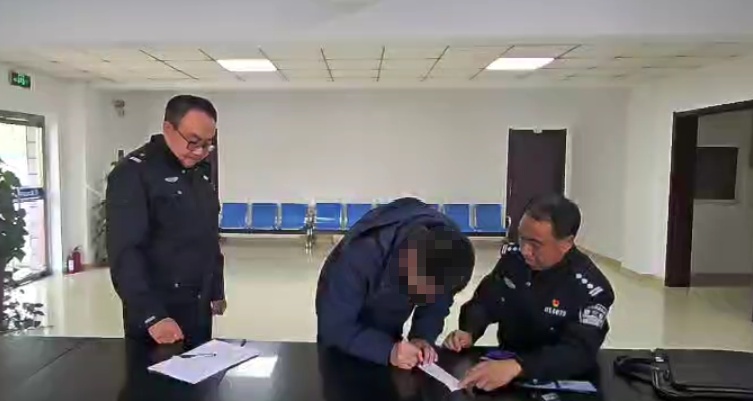 8人穿仿制警服为婚车开道，警方：夏某某罚款1000元，8人违法驶入高速记1分