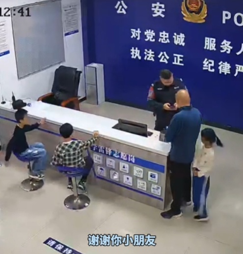 小朋友拾金不昧，失主的一个举动被力赞！随后，家长的举动更获高赞！