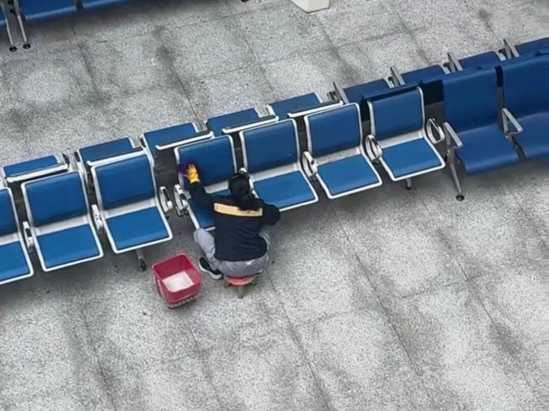 61岁环卫工用手机拍下的平凡日常，为啥让无数网友动容？