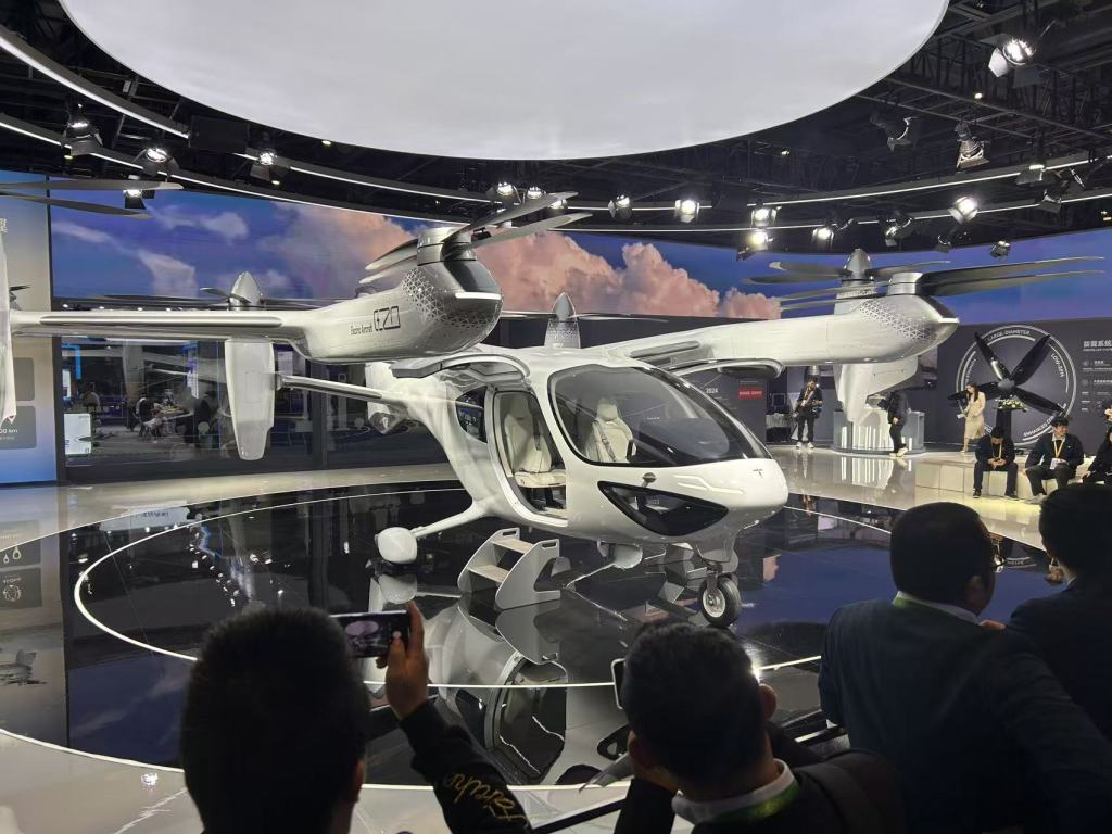 何为进博|从机器人到“空中专车”,科技成果向“新”见未来 何为进博|从机器人到“空中专车”,科技成果向“新”见未来