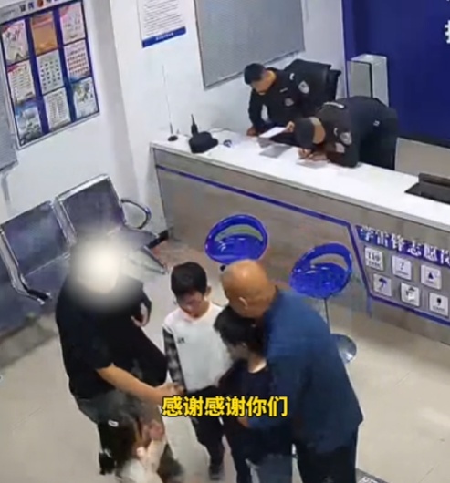 小朋友拾金不昧，失主的一个举动被力赞！随后，家长的举动更获高赞！