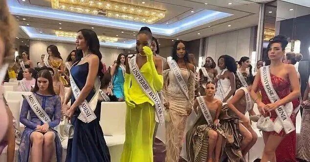 多名“环球小姐”愤然离场