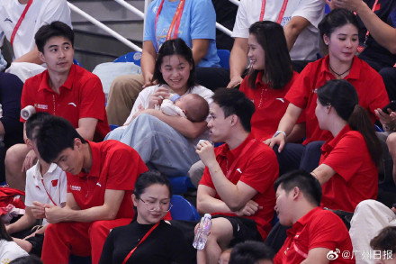 陈艺文/林珊女子双人3米板决赛，全红婵看台抱娃摇铃喝彩