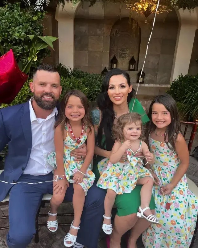 美国父亲将两岁女儿扔高温车内致死，认罪后于判决当日自杀身亡