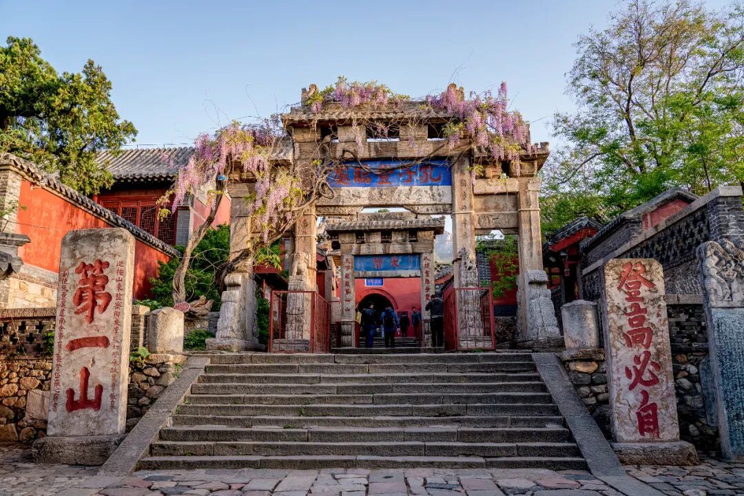 两人为“改命”在泰山35处文物上涂画，被判刑+罚金+赔礼道歉