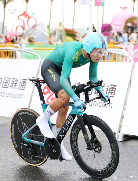 十五运会公路自行车比赛雨中发车 十五运会公路自行车比赛雨中发车