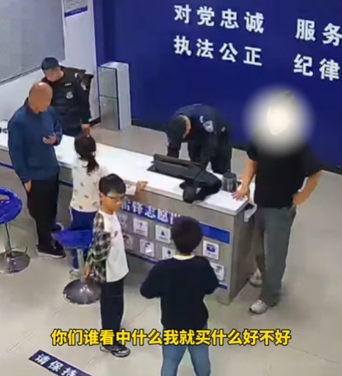 小朋友拾金不昧，失主的一个举动被力赞！随后，家长的举动更获高赞！