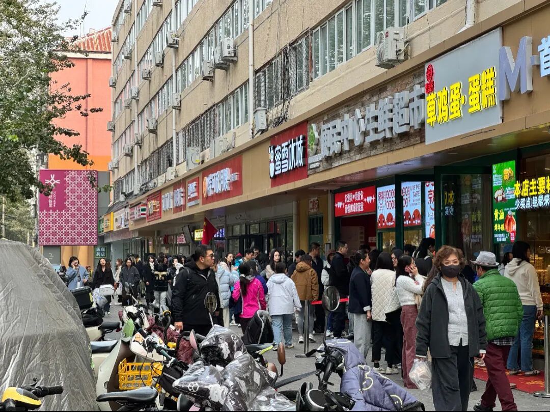 这个北京小吃突然爆火！一大群人排队两个小时也要吃它！医生提醒：这些人要注意→