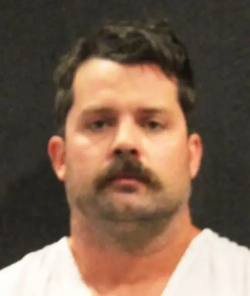 美国父亲将两岁女儿扔高温车内致死，认罪后于判决当日自杀身亡