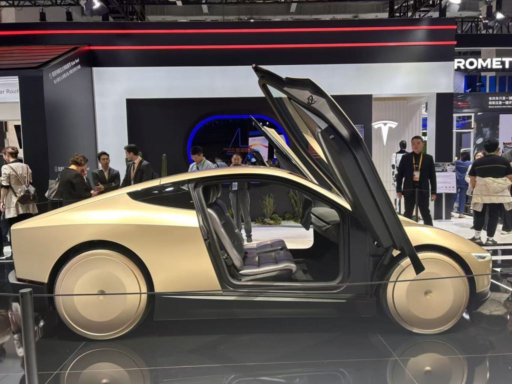 何为进博|从机器人到“空中专车”,科技成果向“新”见未来 何为进博|从机器人到“空中专车”,科技成果向“新”见未来