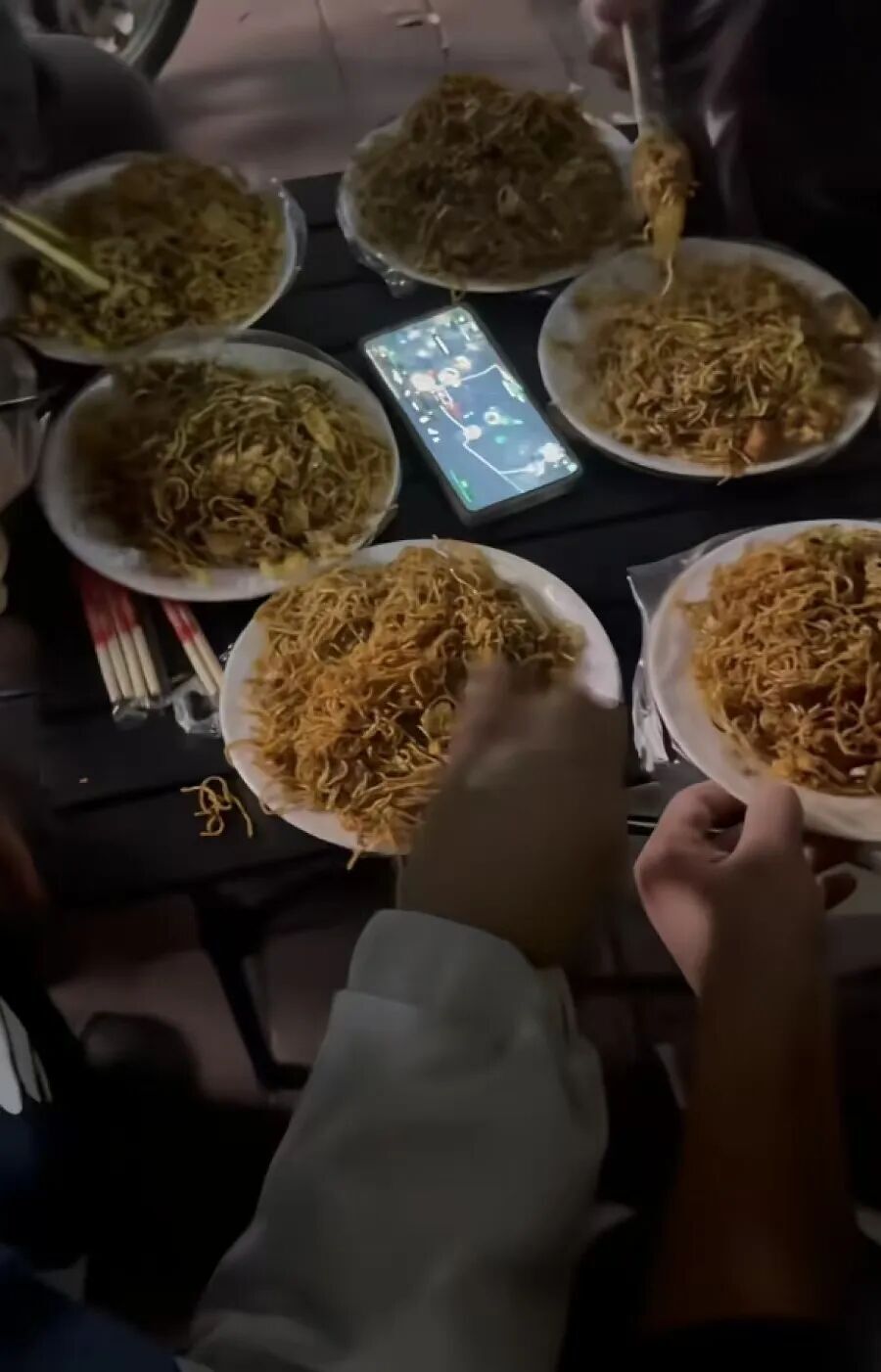 炒面加鸡蛋只卖3元,河南一摆摊大姐被骂炒作,回应:想让更多人吃口便宜热乎饭 炒面加鸡蛋只卖3元,河南一摆摊大姐被骂炒作,回应:想让更多人吃口便宜热乎饭