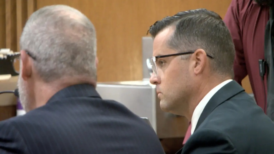 美国父亲将两岁女儿扔高温车内致死，认罪后于判决当日自杀身亡