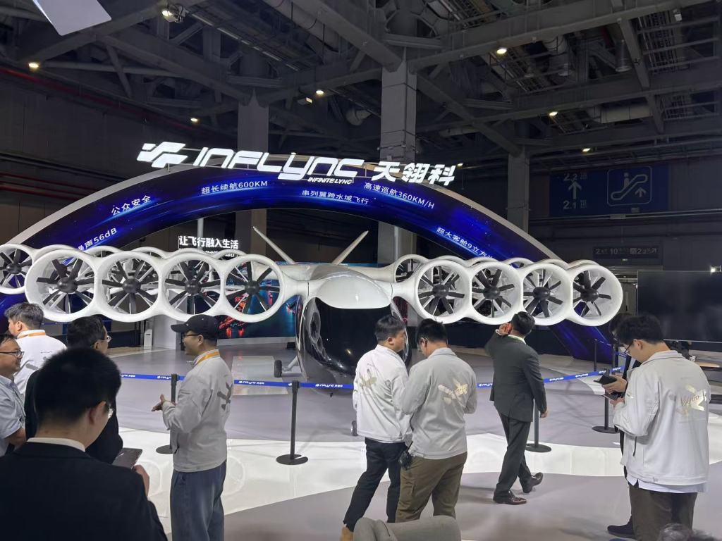 何为进博|从机器人到“空中专车”,科技成果向“新”见未来 何为进博|从机器人到“空中专车”,科技成果向“新”见未来